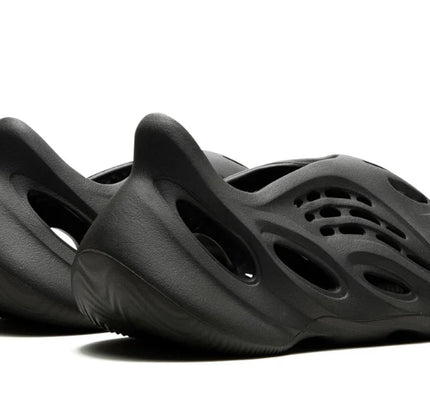 Adidas Yeezy Foam RNR Carbon - SneakCenter